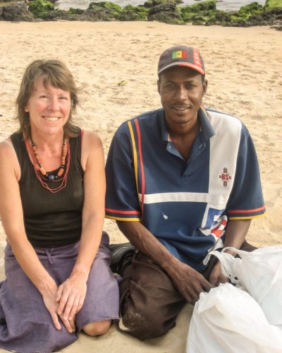 Sur la plage devant Keur Jam, avec le marchand de bijoux