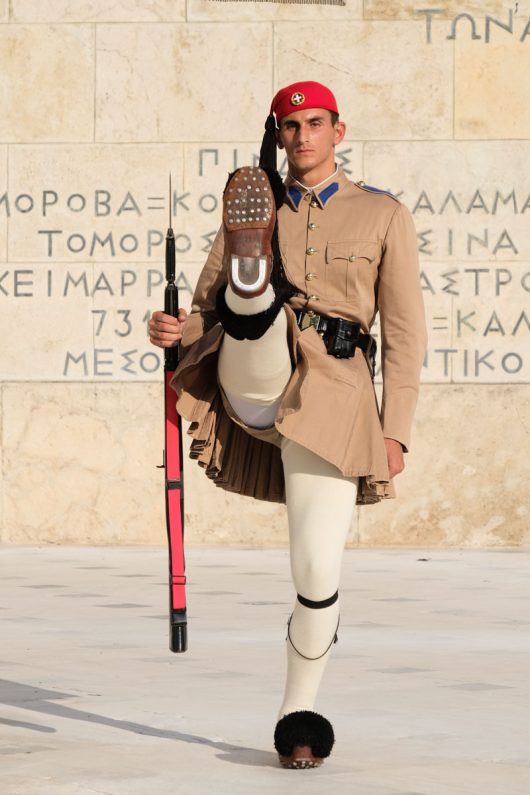 Les evzones savent bien lever la jambe !