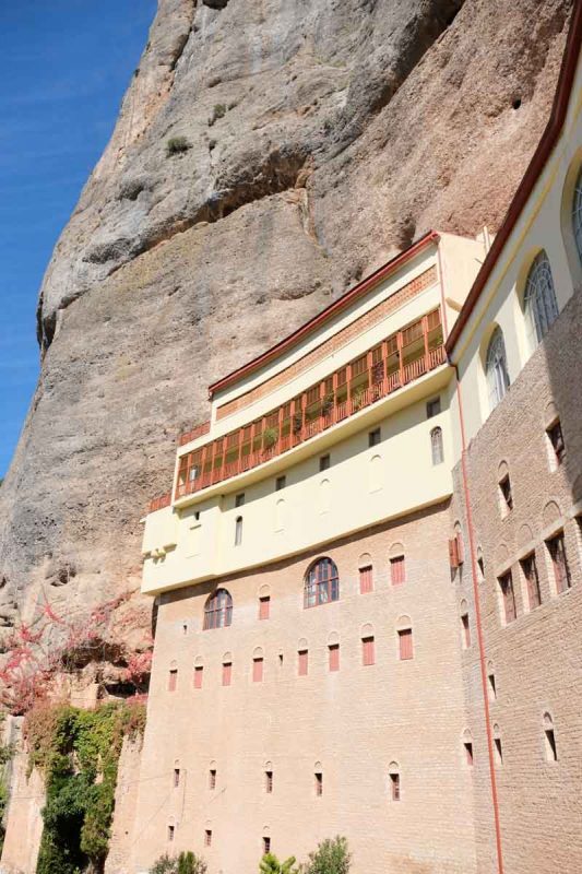 Perché au sommet, le grand monastère de Mega Spileo