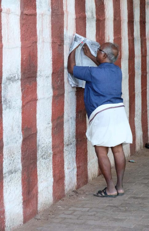 Le meilleur moyen de lire son journal quand il y a du vent !