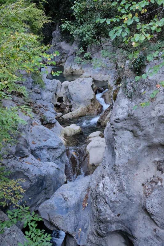 La rivière Loussos coule entre des gorges resserrées