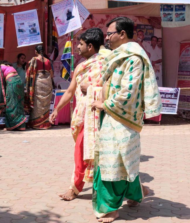 En bas, des stands proposent toutes sortes d'activités pour pèlerins...