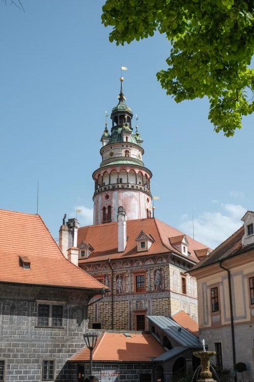 La tour au toit arrondi domine la petite ville médiévale