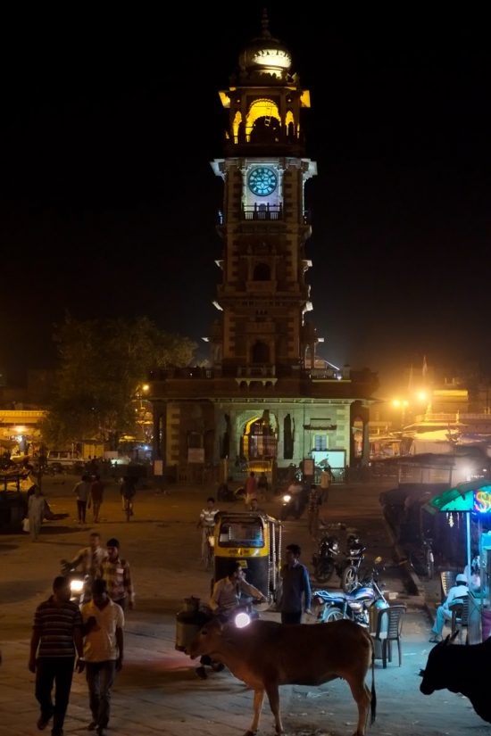 Le marché continue à la nuit tombée