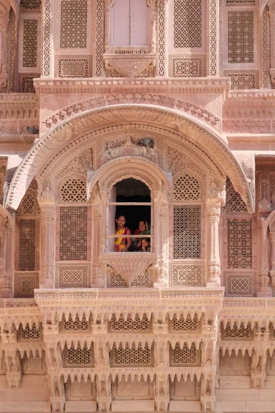 Dans la forteresse de Jodhpur, une multitude de dessins géométriques différents ornent les fenêtres ajourées
