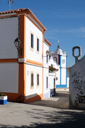 Portugal,côte alentejane, Vila Nova de Milfontes, rue et clocher