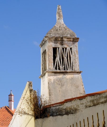 Belles cheminées typiques du sud du Portugal