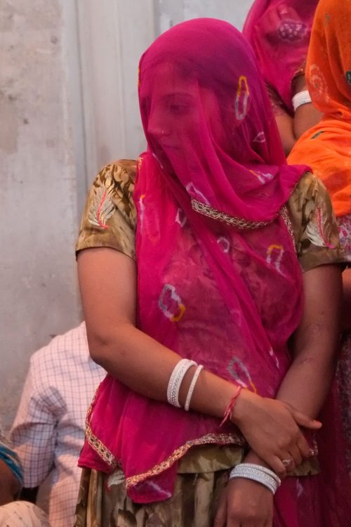 Inde, Uttarakhand, Haridwar, femme voilée de rouge