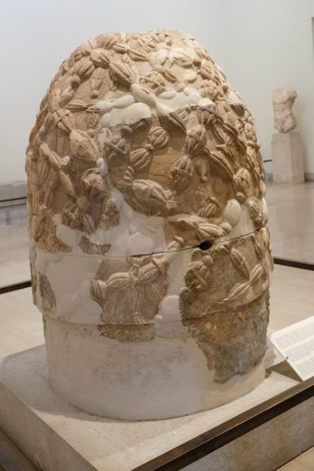 L'Omphalos (le nombril du monde), la pierre sacrée de Delphes (copie)