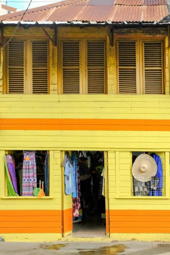Martinique, sud, boutique à Rivière-Pilote Une boutique à Rivière-Pilote, un village bien tranquille...