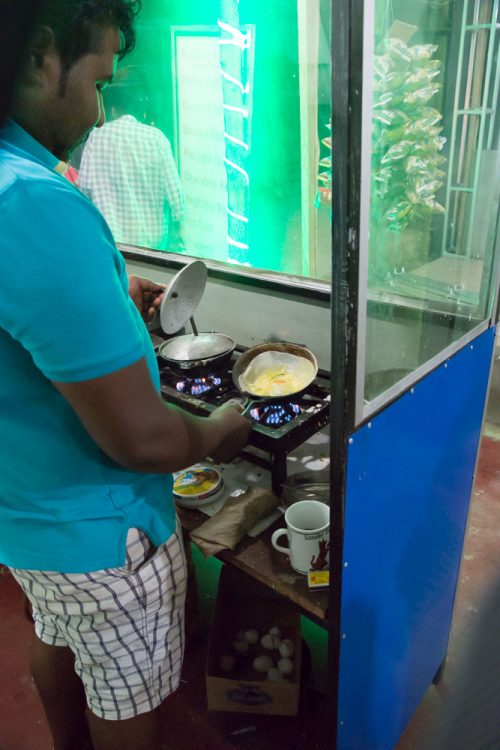 Fabrication de "egg hoppers", notre dîner préféré au Sri Lanka
