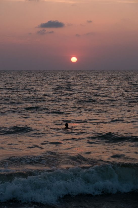 Dernier bain à Negombo au soleil couchant
