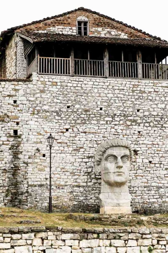 Tête de Constantin le Grand dans la citadelle de Berat