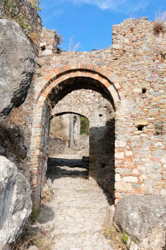 les ruelles pavées dévalent les flancs de la colline