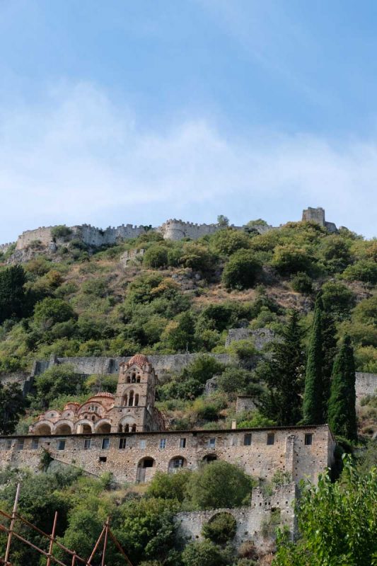 Au sommet de la colline, se dresse le château