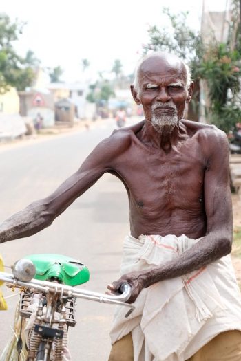 Inde, Tamil Nadu, Chettinad, Narthamalai, vieil homme au vélo