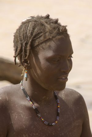 Mali, Gourma, femme près d'une mare