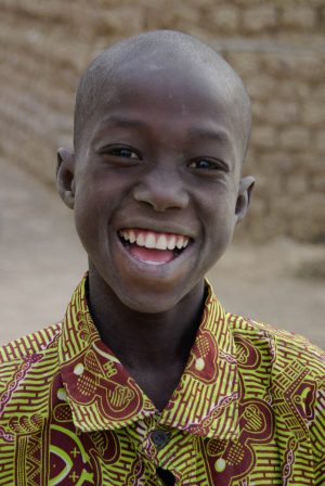 Mali, Djenné, jeune garçon rieur