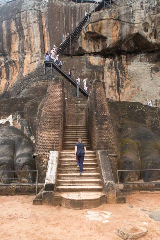 Deux énormes pattes de lion encadrent les escaliers qui grimpent au sommet où se trouvent les vestiges du palais du roi Kassyapa