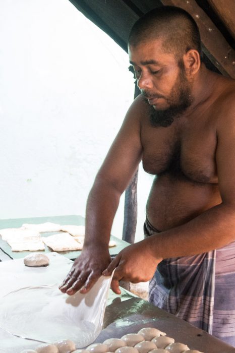 Sri Lanka,  Arugam Bay. Confection de bon parathas