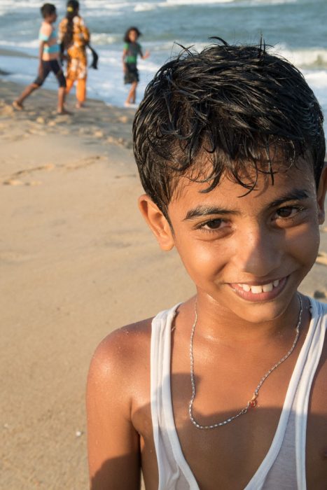 Sri Lanka,  garçon sur la plage, Arugam Bay.
