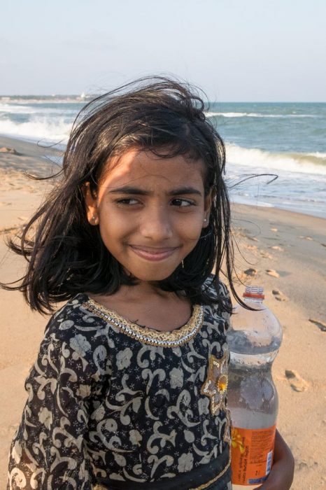 Sri Lanka, fillette sur la plage, Arugam Bay.