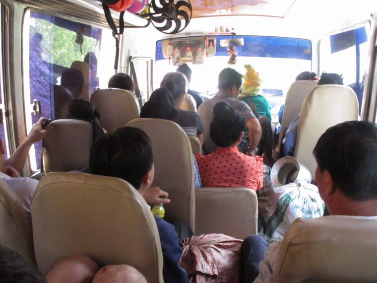 On est serrés comme des sardines, là-dedans !