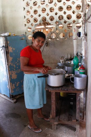 Une petite dame qui cuisine très bien