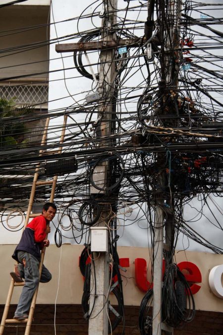 Laos, Vientiane, fils électriques