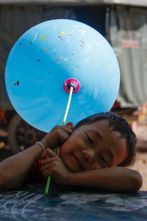Cambodge, Kratie, enfant au ballon