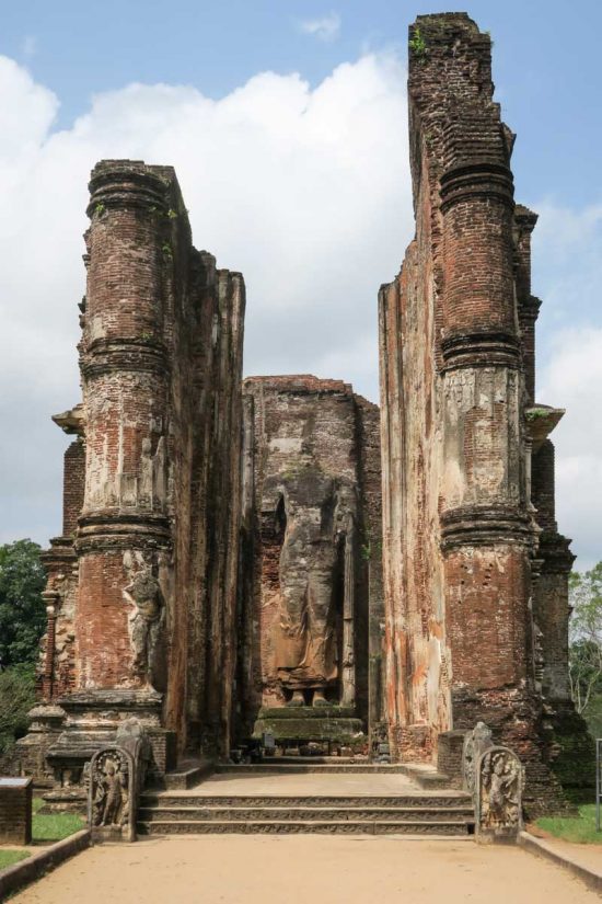 Lankatilaka (XIIe). Une grande nef de plus de 50m de long avec, dans le fond, un bouddha de 18m de haut où la tête a disparu.
