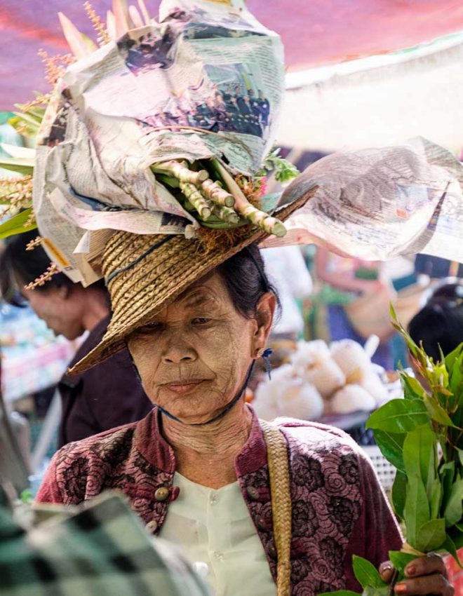 Un chapeau de paille, c'est pratique pour faire ses courses !
