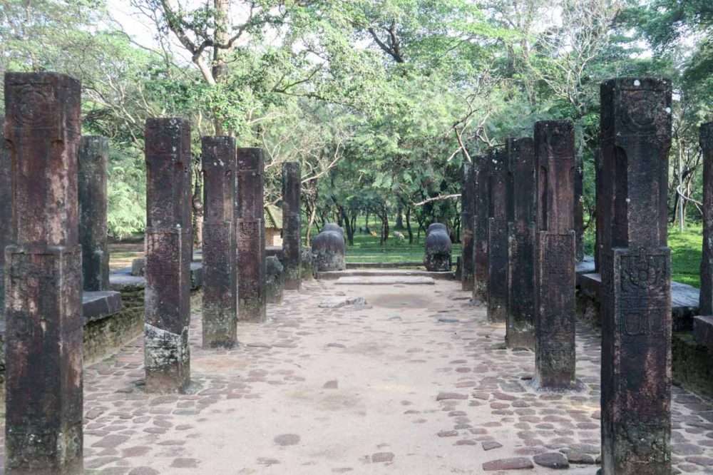La salle du Conseil de Parakrama Bahu, où le roi se tenait entouré de ses ministres, comporte de nombreux piliers et deux lions à l'entrée