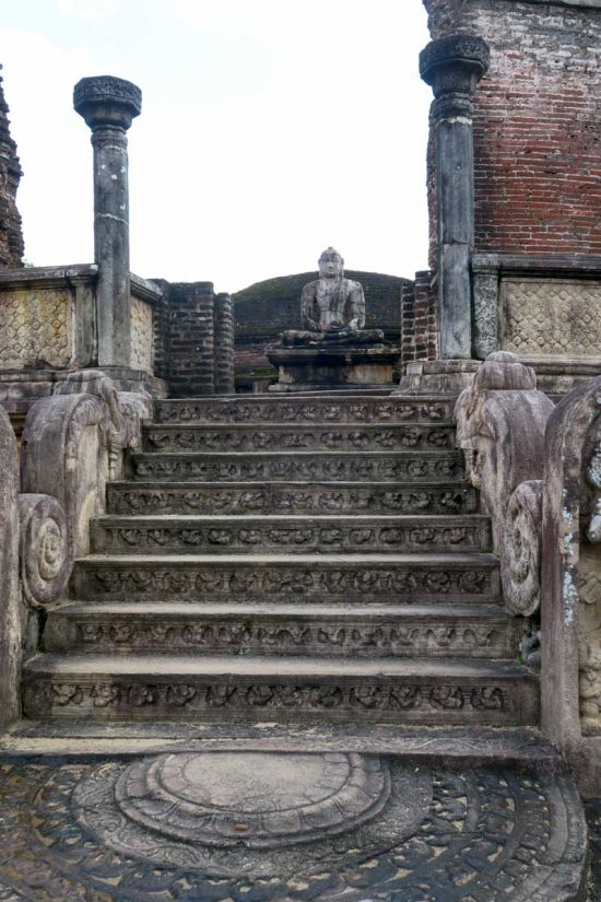 La terrasse de la Relique de la Dent comprend, entre autres, le magnifique Vatadage comportant quatre bouddhas aux quatre points cardinaux.