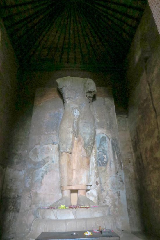 Encore un bouddha sans tête dans un site très éloigné des autres monuments, le Thivanka Image House.