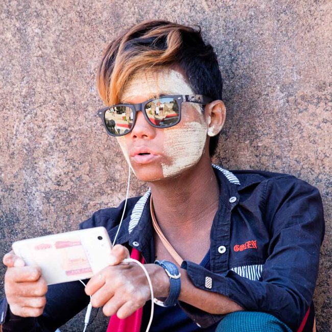 Un chanteur de karaoké solitaire