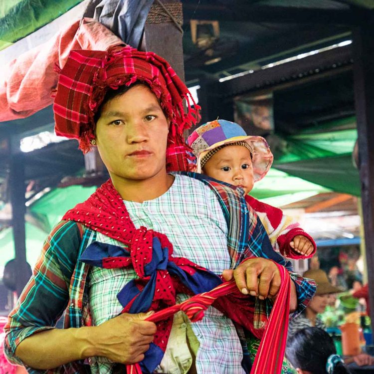 Birmanie, Augban, femme palaung au marché avec son enfant dans le dos